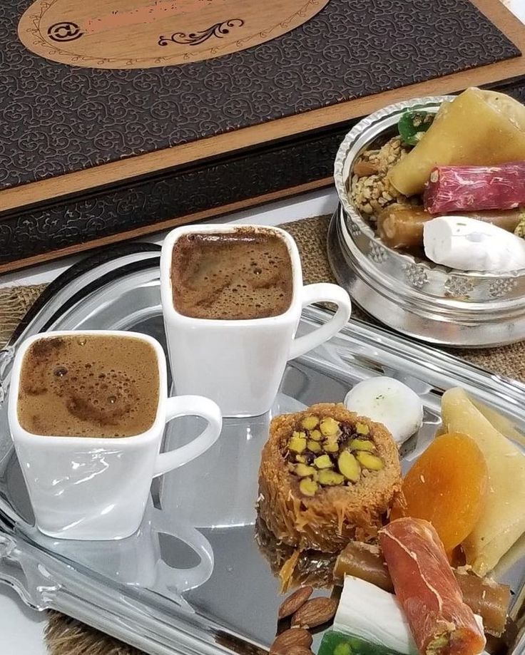 Uyandım  baktım ki
Sabah olmuş  ah
Ne umutlar 
Doğmuş içime sevinçle
Haykırdım gökyüzune
Dostluğun  ve  bir lokma
Ekmeğin  kıymetini
Bilene

Günaydın cumartesi sabahından  hayırlı bereketli bol kazançlı
Günler...