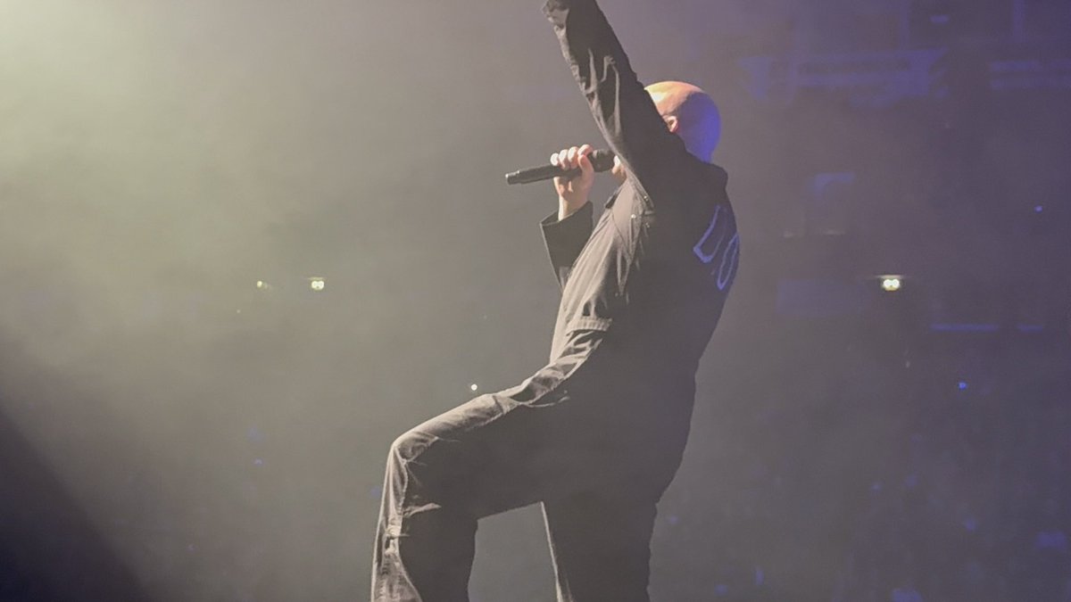 Wa1tzer's tweet photo. What a legendary night it has been to celebrate my 24th with my N#1 band @Disturbed. Never thought I’d see a day stood this close @davidmdraiman 🤘🏽🎸 https://t.co/ZcBZjmxUdB