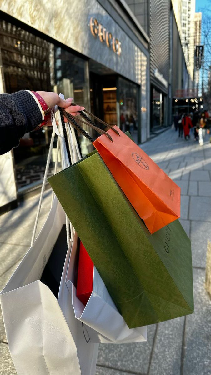 Angelicabrqekd's tweet image. Enjoying a little shopping time colors, textures, and silhouettes everywhere Inspiration truly lives in every detail 
#ShoppingVibes #FashionDesigner #CreativeSoul #StyleEssence #WeekendInStyle #DesignerMindset