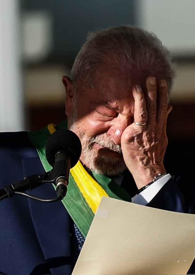 Uma pessoa ferida, quando assume uma posição de liderança, tem o potencial de se tornar um grande líder. Isso é exemplificado pelo presidente Lula, cujas experiências adversas foram transformadas em oportunidades. Suas cicatrizes emocionais são testemunhas do seu constante