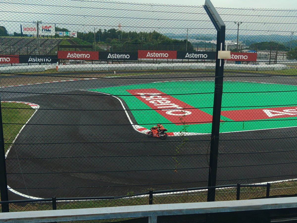 FlyingTexan's tweet photo. @NaokoKTM さすが🤗フロントロー🏁
予選、最後までドキドキでした🤭 https://t.co/FVpeaDnXvM