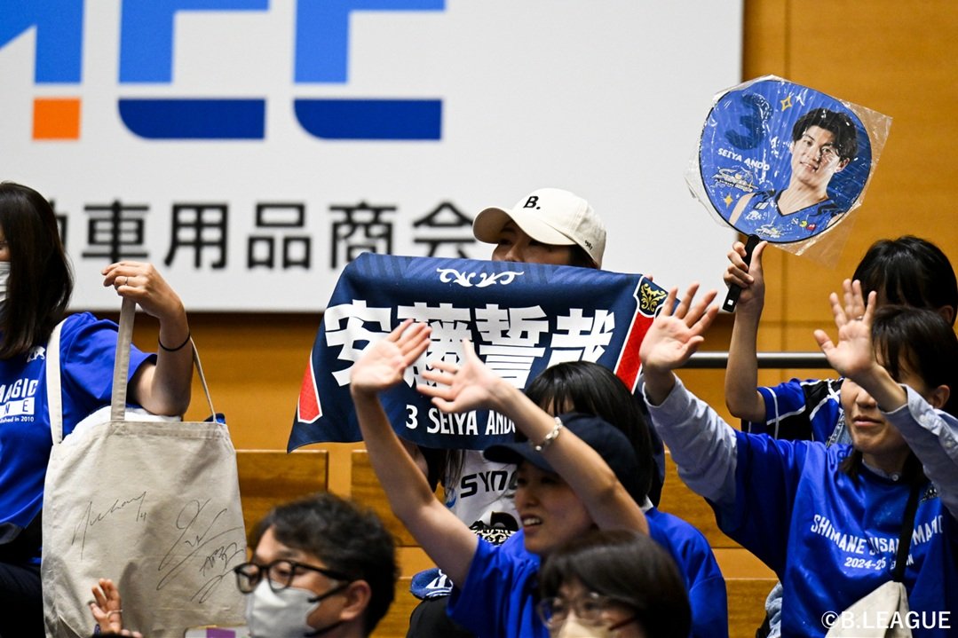 Basketball_mgz's tweet photo. ＿＿＿＿＿＿＿＿＿＿
　🏀記事公開！✍　
￣￣￣￣￣￣￣￣￣￣
◆りそなグループ B.LEAGUE 2025-26シーズン◆
安藤誓哉と島根スサノオマジック

10月18日、19日に行われた
島根スサノオマジックと
横浜ビー・コルセアーズとの一戦。
#安藤誓哉 選手（@iamseiyaando3）が
4シーズンを過ごした島根での凱旋試合から見えた
島根���新たな旅立ち、そして荒波航海で進む横浜のスタート地点をスポーツライターの小永吉陽子さん（@y_takefield）に執筆いただきました。

ぜひ、ご覧ください。
▶https://t.co/R5hpuQwAyR

#島根スサノオマジック @susanoo_m
#ビーコル @b_corsairs
#Bリーグ #Bリーグ10周年