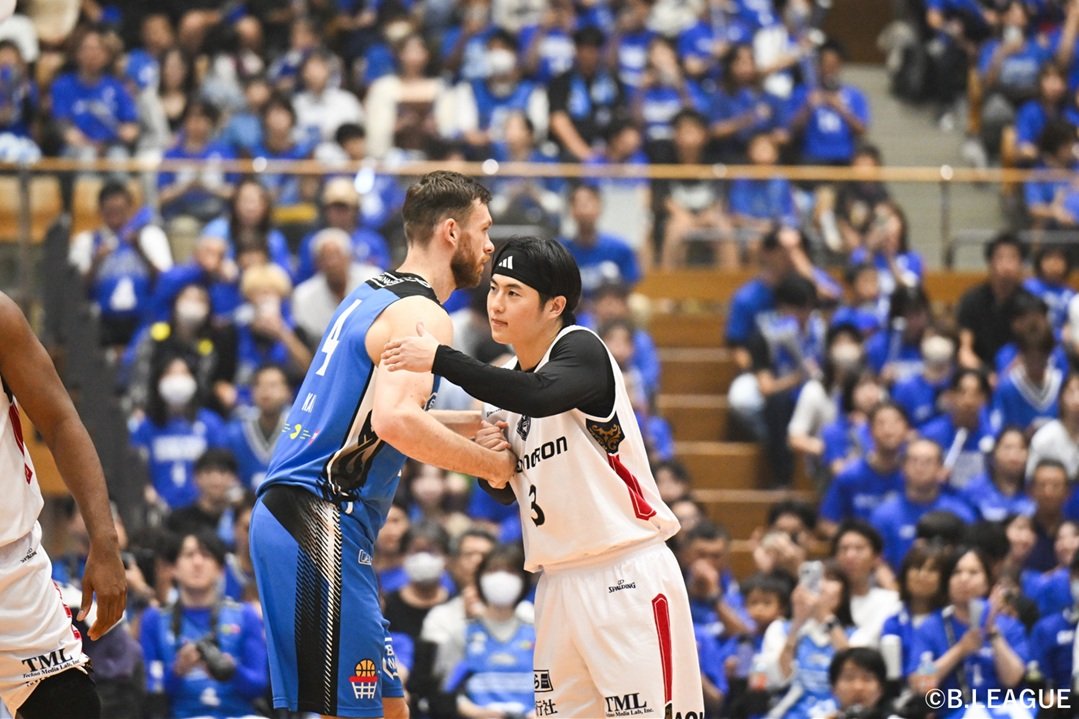 Basketball_mgz's tweet photo. ＿＿＿＿＿＿＿＿＿＿
　🏀記事公開！✍　
￣￣￣￣￣￣￣￣￣￣
◆りそなグループ B.LEAGUE 2025-26シーズン◆
安藤誓哉と島根スサノオマジック

10月18日、19日に行われた
島根スサノオマジックと
横浜ビー・コルセアーズとの一戦。
#安藤誓哉 選手（@iamseiyaando3）が
4シーズンを過ごした島根での凱旋試合から見えた
島根���新たな旅立ち、そして荒波航海で進む横浜のスタート地点をスポーツライターの小永吉陽子さん（@y_takefield）に執筆いただきました。

ぜひ、ご覧ください。
▶https://t.co/R5hpuQwAyR

#島根スサノオマジック @susanoo_m
#ビーコル @b_corsairs
#Bリーグ #Bリーグ10周年