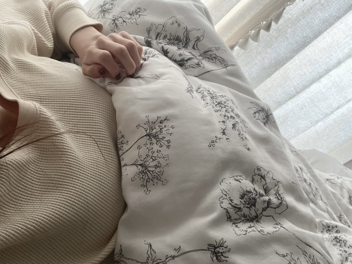 おはよー
昨日はお酒のんじゃってすぐ寝ちゃいました😚
そのわりに早起きじゃないのが恥ずかし…

ねまきもモコモコ仕様になったよ✨