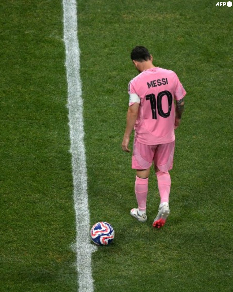 Lionel Messi está a solo ¡¡10 ANOTACIONES!! de alcanzar los 900 GOLES OFICIALES en el fútbol profesional. Una cifra que se vuelve todavía más increíble cuando te enteras que también se encuentra 1 sola asistencia de las ¡¡400 ASISTENCIAS!! en su carrera a nivel absoluto. El genio