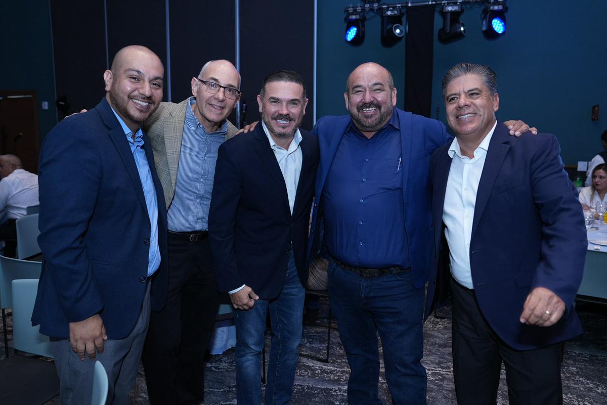 JorgeEspadasMX's tweet photo. Desde el Congreso de Guanajuato seguiremos trabajando en equipo por las familias guanajuatenses, defendiendo nuestros valores y la convicción que nos une: Patria, Familia y Libertad.
Porque cuando el PAN trabaja unido, Guanajuato avanza con fuerza y rumbo.
#EspadasPresente ⚔ https://t.co/DBKWnyLJcY