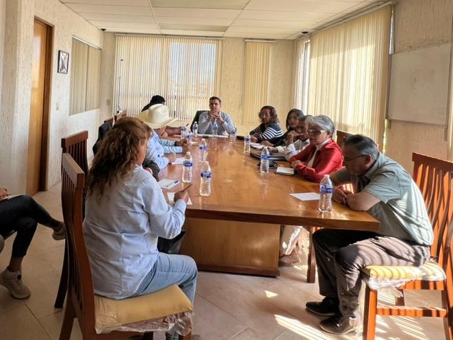 Hoy fue un viernes de múltiples reuniones en la oficina de atención ciudadana. Seguimos escuchando, atendiendo y dando seguimiento a las solicitudes del Distrito 14. 

#CarlosLópezIMM #DiputadoJilotepec #TuVozIMMporta