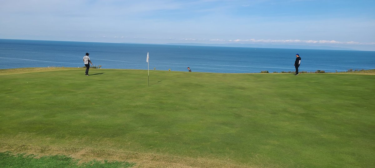 今日は海の見えるコースでゴルフです🎵
休みの方も仕事の方もがんばれー✊‼️