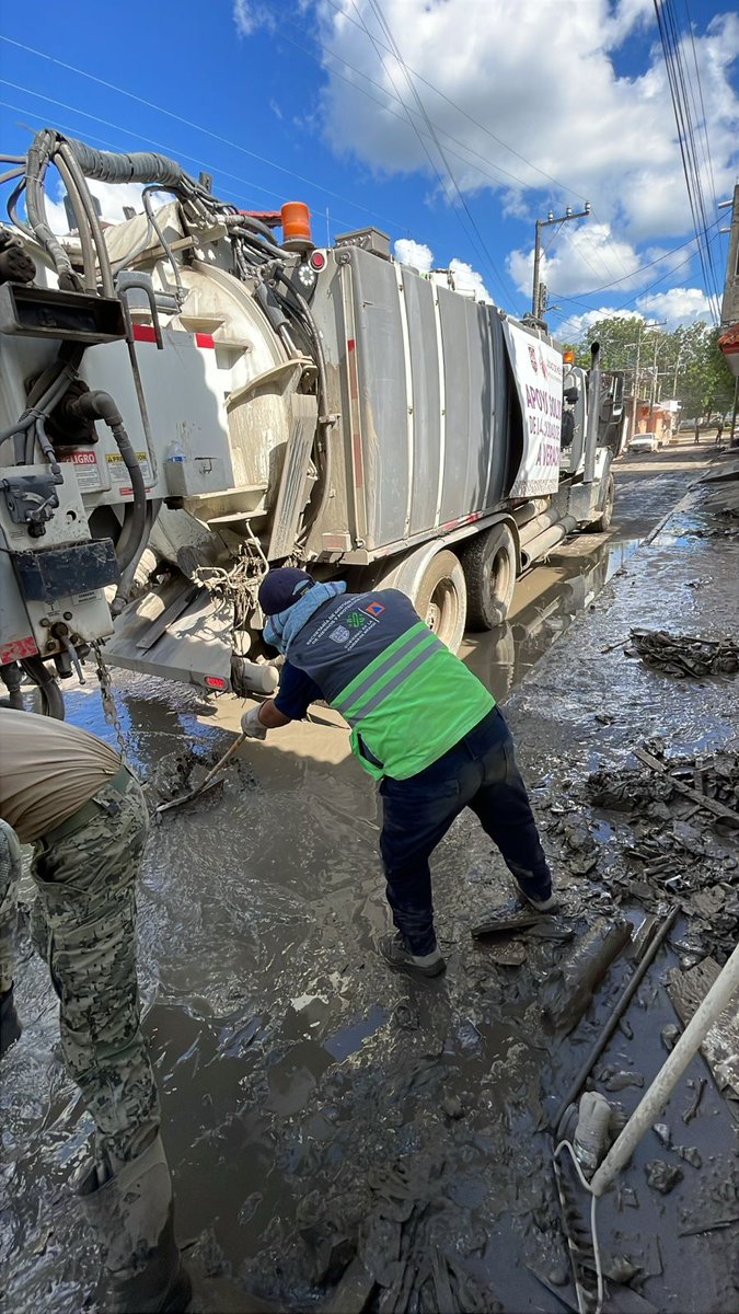 SGIRPC_CDMX's tweet photo. 🦺 La #SGIRPC, junto con @SOBSECDMX y @SEGIAGUA, seguimos trabajamos en la limpieza de calles y desazolve del alcantarillado, en apoyo a los habitantes de Poza Rica y Álamo.
💪 ¡Ánimo, Veracruz! Saldremos adelante.
Desde la #CapitalDeLaTransformacion, #TrabajandoJuntos, #LaPrevenciónEsNuestraFuerza