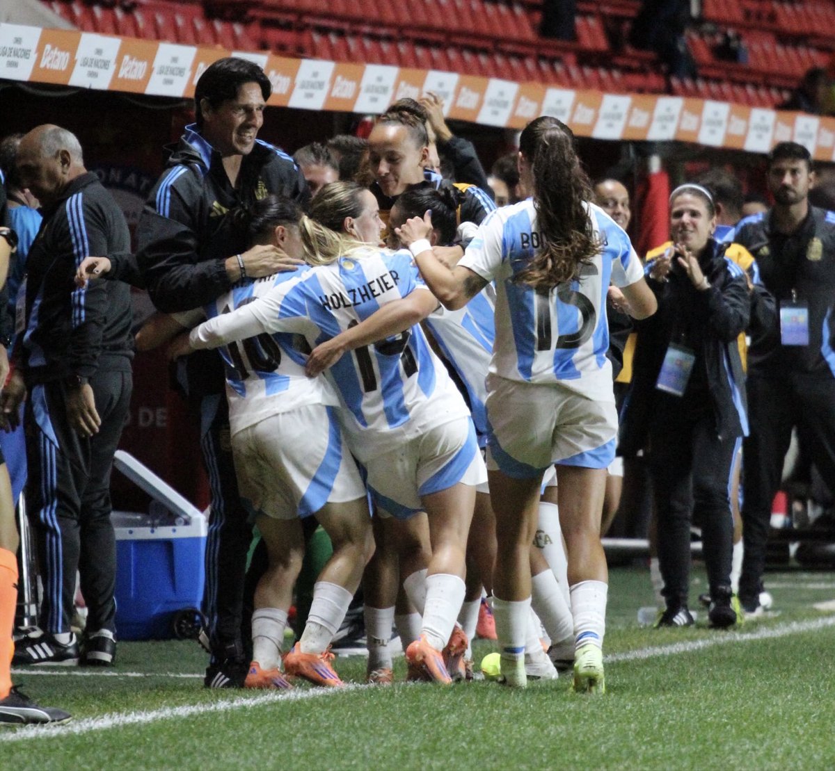 #LigaDeNaciones 

Final, final, final. Ganó Argentina en su debut. Fue 3 a 1 ante Paraguay. Los goles los hicieron <a href="/AldiCometti/">Aldi Cometti ♥</a> Holzheier y Pereyra 

#VamosArgentina 

📸<a href="/LucilaGuede/">Lucila 💜💚</a>