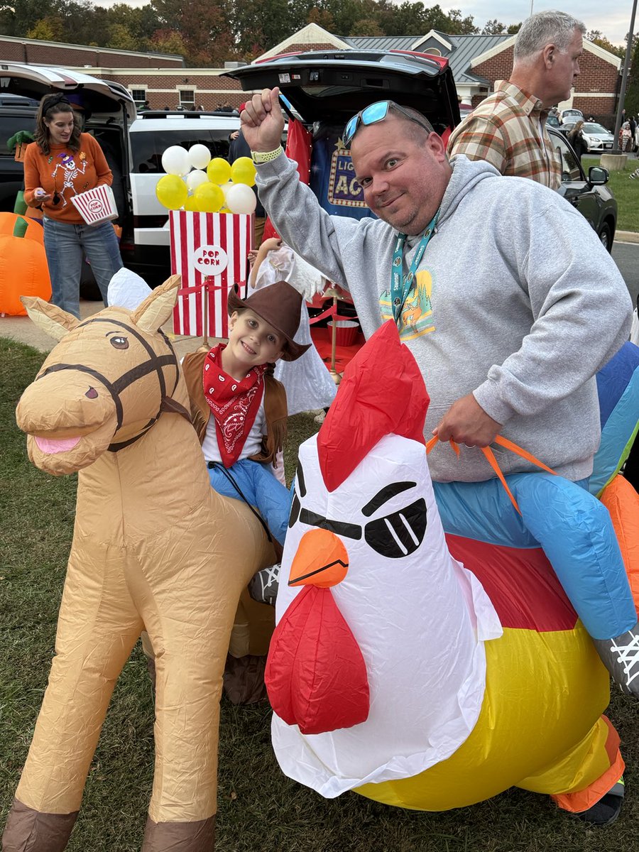 MTV_Elementary's tweet photo. The Mountain View Trunk or Treat was a great way to spend a Friday night! Thanks to all that attended. https://t.co/HFexNmFrLX