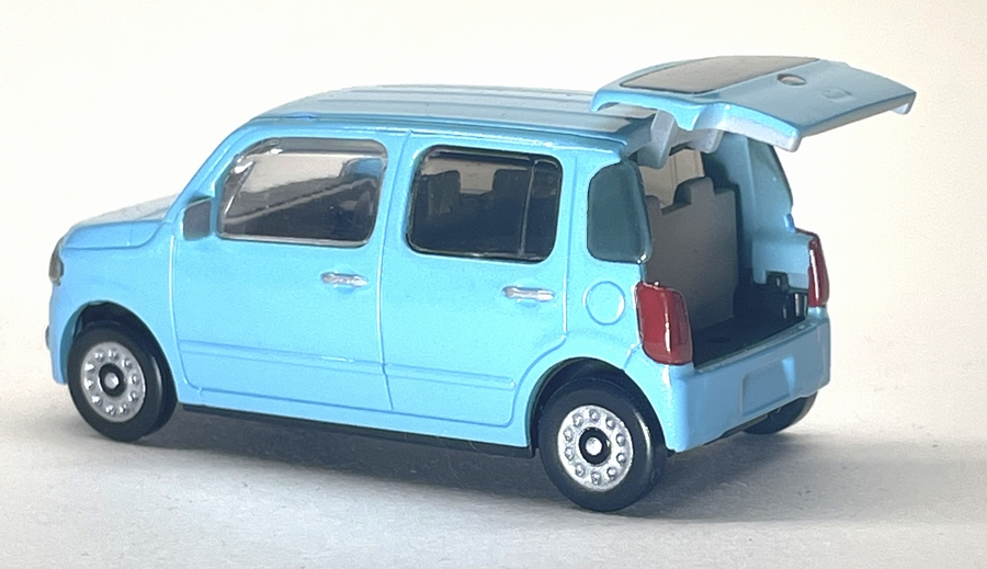 長年の愛車ミラココア、立体物が全然無くて寂しかったけど、遂にガチャで登場した😊のに何故かウチの水色がラインナップに入ってない😡ウチのはルーフバー付いてないグレードだから穴も埋めて自分で塗ったさ。
ガチャじゃ小さいからプラモも出して欲しいんだけど😢
#ミラココア