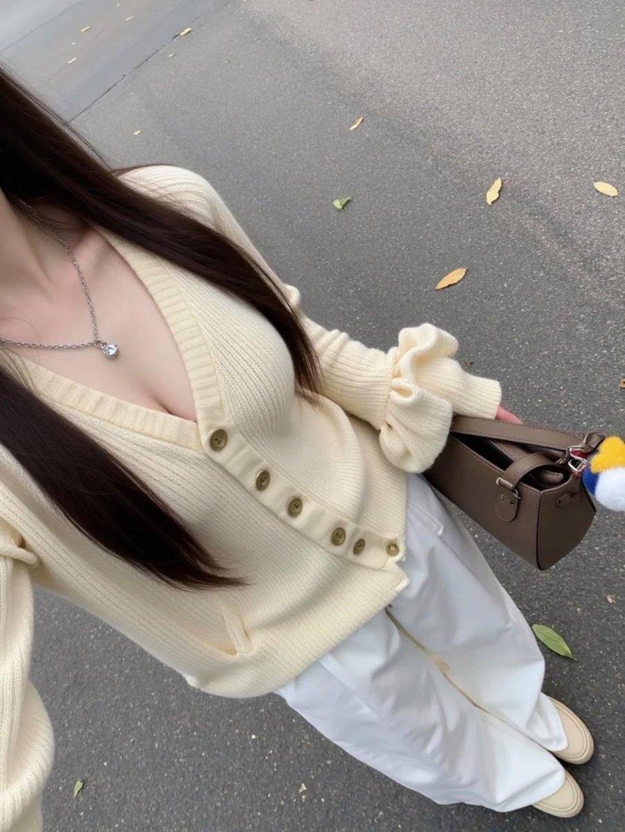 baibao28's tweet photo. 早安！艾维巴蒂！😊
薄毛衣这样穿才更有温度，你们觉得现在有几度？ https://t.co/8Wg42HdQwY