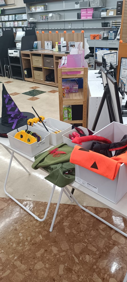 TSUTAYA1726's tweet photo. 🎃＼10月のイベント開催中！／🎃

 10/25(土)～26(月)10:00〜19:00  

【仮装して写真を撮ろう！】

お店の中で仮装してオレンジのエプロンのスタッフに声をかけるとお菓子をプレゼント！

お待ちしております👻 https://t.co/oErqcke058