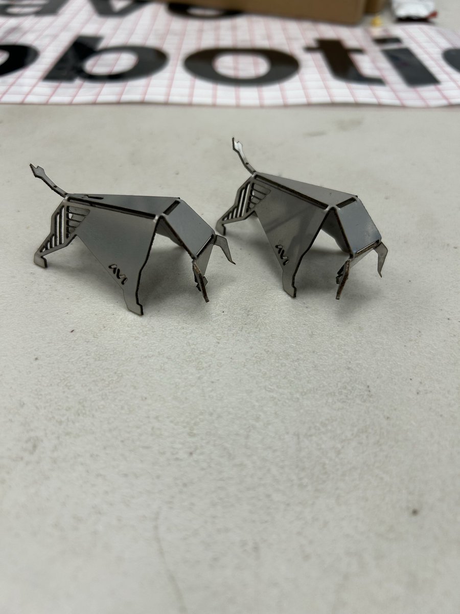 avimakesrobots's tweet image. This laser cutter is so badass