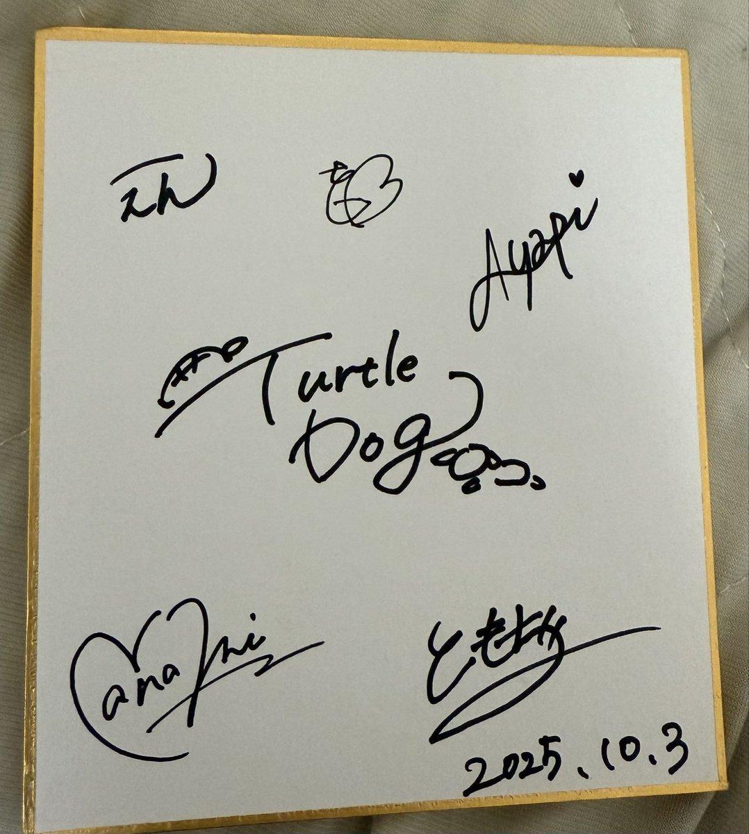 tomojiijomot's tweet photo. 本職、アカペラ、ラジオとバタバタしていたが子供の運動会が中止になり‥

ぼーーーとする現在

取り敢えず、妻は、水泳大会
長女、長男は、学校へ

のんびりアルバム観てたら世の中に2枚しかないTurtleDogの色紙写真に微笑んでた

さてと仕事しよ

#TurtleDog 
#休日 https://t.co/vhSkCWvfmf