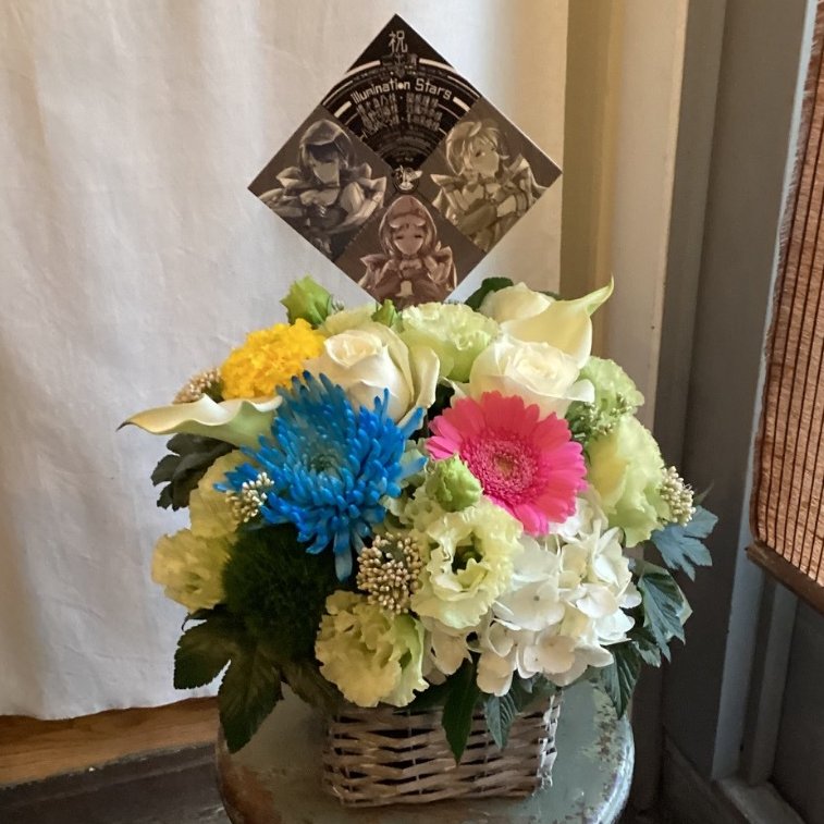 k919919's tweet photo. 楽屋花をイルミネ宛で送ったんですが、今回はきゅうそさん（@crr_ha）にご協力いただきました！
折角コンセプチュアルな雰囲気なので、あえてカッコよくイラストを仕上げて頂き、お花も一輪だけキャラカラーの花を入れてもらっています。応援の気持ちが届いてくれると嬉しいなぁと思ってます。 https://t.co/6yvn5JwjH7