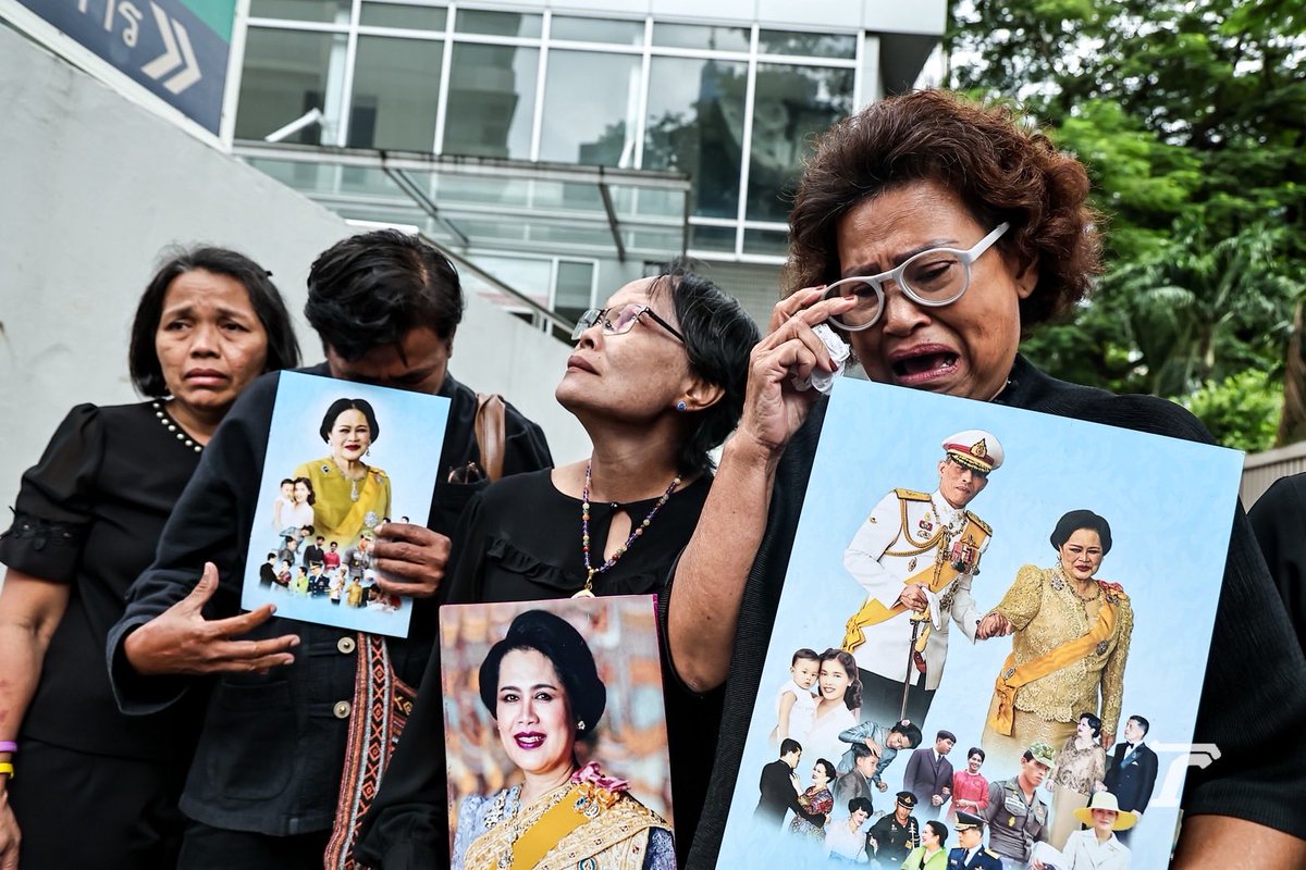 เช้าวันนี้ (25 ต.ค.68) บริเวณหน้าโรงพยาบาลจุฬาฯ พสกนิกรแต่งกายชุดสีดำ พร้อมถือพระรูปพระบรมฉายาลักษณ์สมเด็จพระพันปีหลวง เดินทางมาร่วมแสดงความอาลัย ภายหลังประกาศสำนักพระราชวัง สมเด็จพระนางเจ้าสิริกิติ์ พระบรมราชินีนาถ พระบรมราชชนนีพันปีหลวง สวรรคต ด้วยพระอาการสงบ