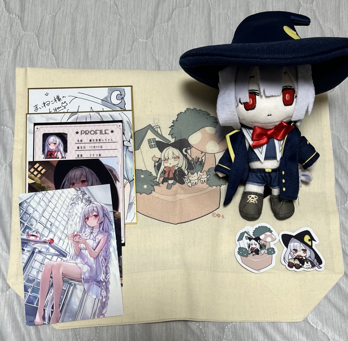 Maicats's tweet photo. 見習いちゃんが来たとのことで、箱を開けたら、「何この海賊？！」と思ったんだけど、ちゃんと開けたら見習いちゃんになりましたｗ
色紙もありがとうございました。 @abcdeaabcz https://t.co/g20eLQcegJ