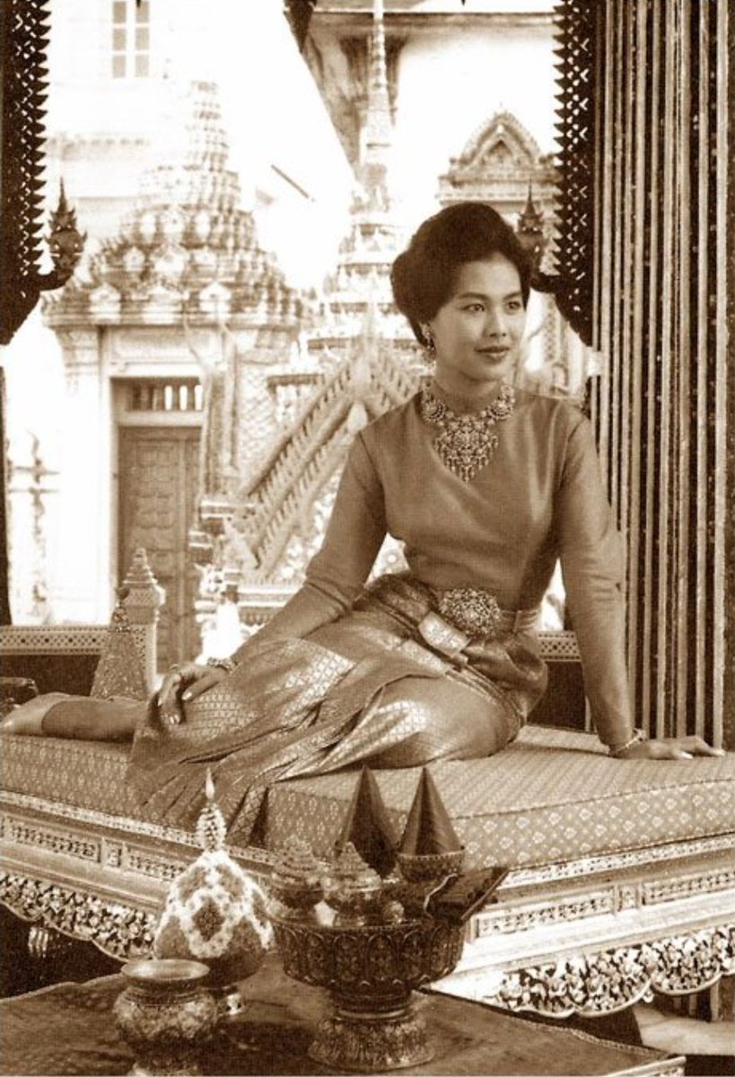 ธ สถิตย์ในดวงใจไทยนิรันดร์
สำนึกในพระมหากรุณาธิคุณเลิศล้ำ
ผองไทยร่วมรำลึกและจดจำ
ที่ทรงนำทำคนไทยให้รุ่งเรือง
น้อมส่งเสด็จสู่สวรรคาลัย
#thequeenmotherofthailand 
#queensirikit 
#สมเด็จพระนางเจ้าสิริกิติ์ 
#สมเด็จพระบรมราชินีนาถรัชกาลที่9
#พระพันปีหลวง