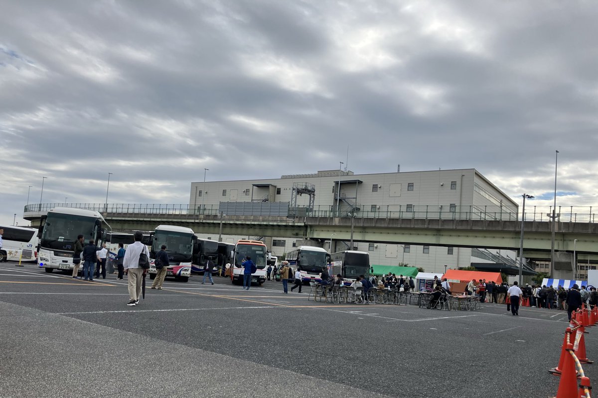 jrbus_dreamgo's tweet image. ＼🎈#中国ハイウェイバス開業50周年記念先行イベント開始！🎈／

おはようございます☀
本日10時より、イベントがスタートしました！
車両展示・体験コーナー・グッズ販売など、大人もこどもも楽しめる企画が盛りだくさん🚌✨
みなさまのご来場をお待ちしています！

#中国ハイウェイバス開業50周年