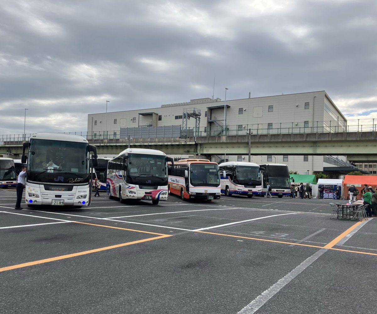 jrbus_dreamgo's tweet image. ＼🎈#中国ハイウェイバス開業50周年記念先行イベント開始！🎈／

おはようございます☀
本日10時より、イベントがスタートしました！
車両展示・体験コーナー・グッズ販売など、大人もこどもも楽しめる企画が盛りだくさん🚌✨
みなさまのご来場をお待ちしています！

#中国ハイウェイバス開業50周年