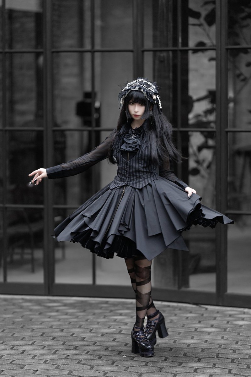 人間界には
人間の仮装をした魔女が
紛れているんだよ

Photo : <a href="/wona__/">WONA</a>

#秋の魔女集会2025
#GotikNacht
