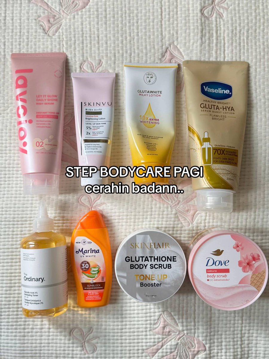 ratjunmuu's tweet image. ✨ Thread: Rekomendasi Body Care yang Beneran Bikin Kulit Cerah &amp;amp; Halus Tanpa Filter 🫧🤍

Dulu kulitku kusam banget, tapi semenjak rutin pake body care ini, warnanya jadi lebih rata, lembut, dan keliatan sehat 🕯️🌸