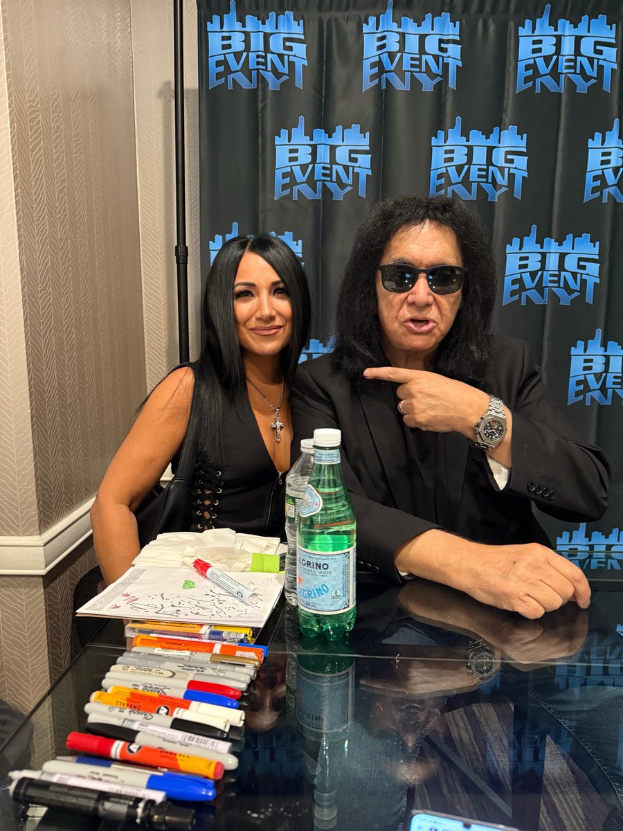 RobinxoxXoxo's tweet photo. Thank you @genesimmons  for being so awesome!🤘🏼🖤 https://t.co/h9hCh5AerG