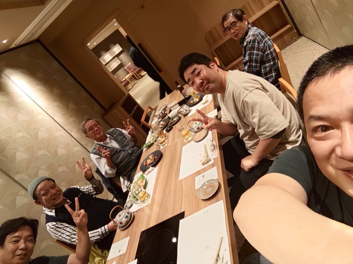 zenkai1008's tweet photo. 今週のフォトトーク❗️ 

【#桂吉弥】
📸 高野山真言宗の僧侶の人たちと桂 九寿玉さんと

📸赤坂吉弥亭に出演の古今亭 佑輔さんと

📸 演劇公演「焼肉ドラゴン」

📸円乗寺での落語会の打ち上げ

写真の詳細はオンエアで🔻
https://t.co/CWhb0AE23G

#土曜も全開
#桑原征平
#ABCラジオ
#フォトトーク https://t.co/W9RLxOAsDF