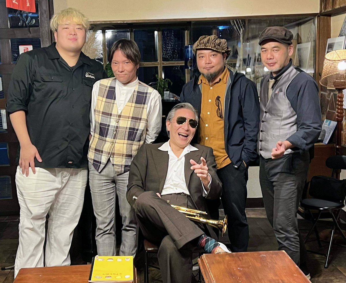 曇天の米子空港
カンザスシティバンド 『ザ・行商2025秋』全行程無事お開き
各会場へお運び下さったお客様、会場スタッフの皆さん、車両提供都田くん、機材提供湯島さん、皆様に感謝と御礼を申し上げます
そして今回のDs林田翔馬くん、お疲れさま＆ありがとうございました

（写真：境港喫茶クロにて）