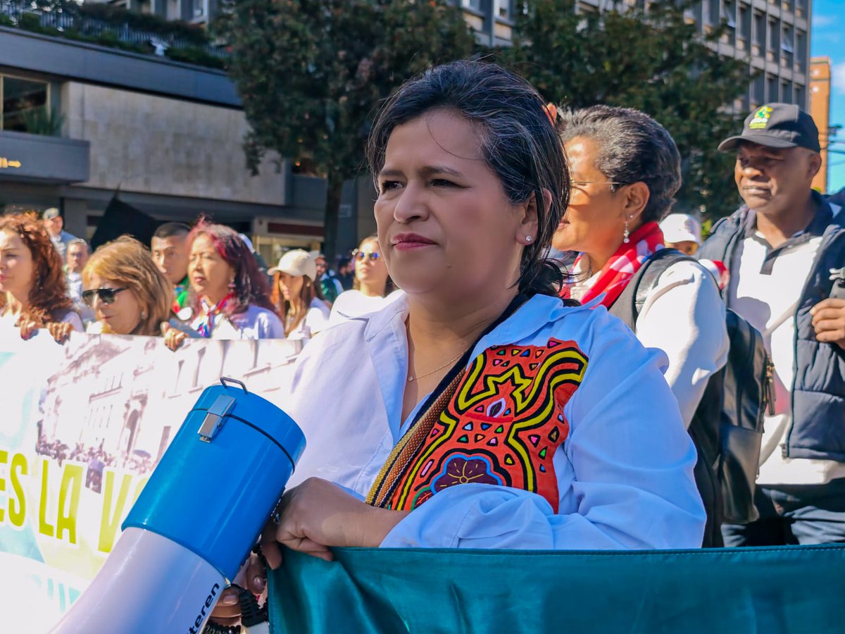 Creo en un Estado donde se gobierna obedeciendo, que garantiza los derechos para todas las personas, escuche las voces diversas de los territorios y abrace la justicia social como principio ético y político. Marchamos por la vida, por la paz, por la dignidad y por una Colombia