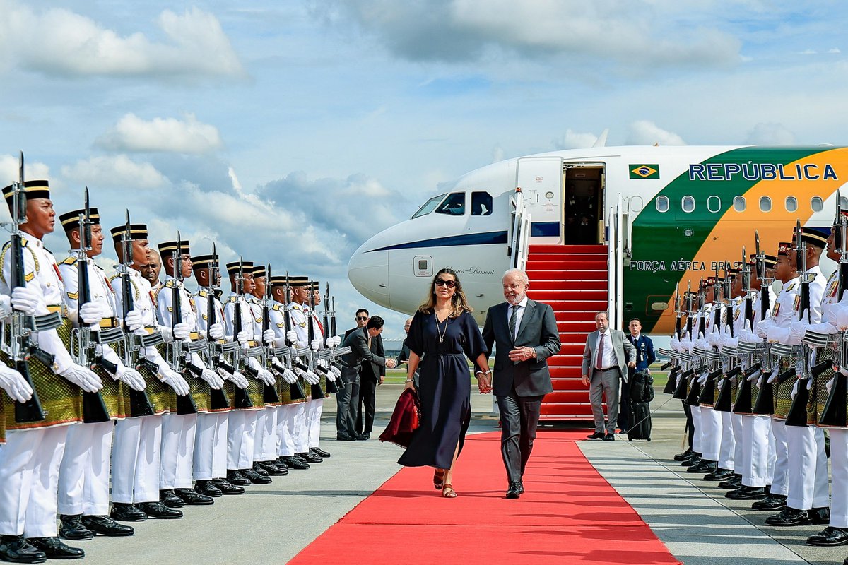 Em tempos nos quais o Brasil é bem-vindo ao redor do globo, é bonito ver o país de volta ao mapa, não como colônia, mas como protagonista. Lula não é só um presidente, é a lembrança viva de que quando o povo governa, o Brasil se reconhece no espelho. 🇧🇷✨

CHUVA DE LULA