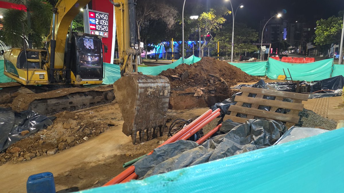 gavemi's tweet photo. Viernes. 8 pm. Llevan mas de 45 días haciendo esta obra en la cl 45 con Ave la Rosita en Bucaramanga #misimpuestosnovalen https://t.co/FwGuHs1fwU