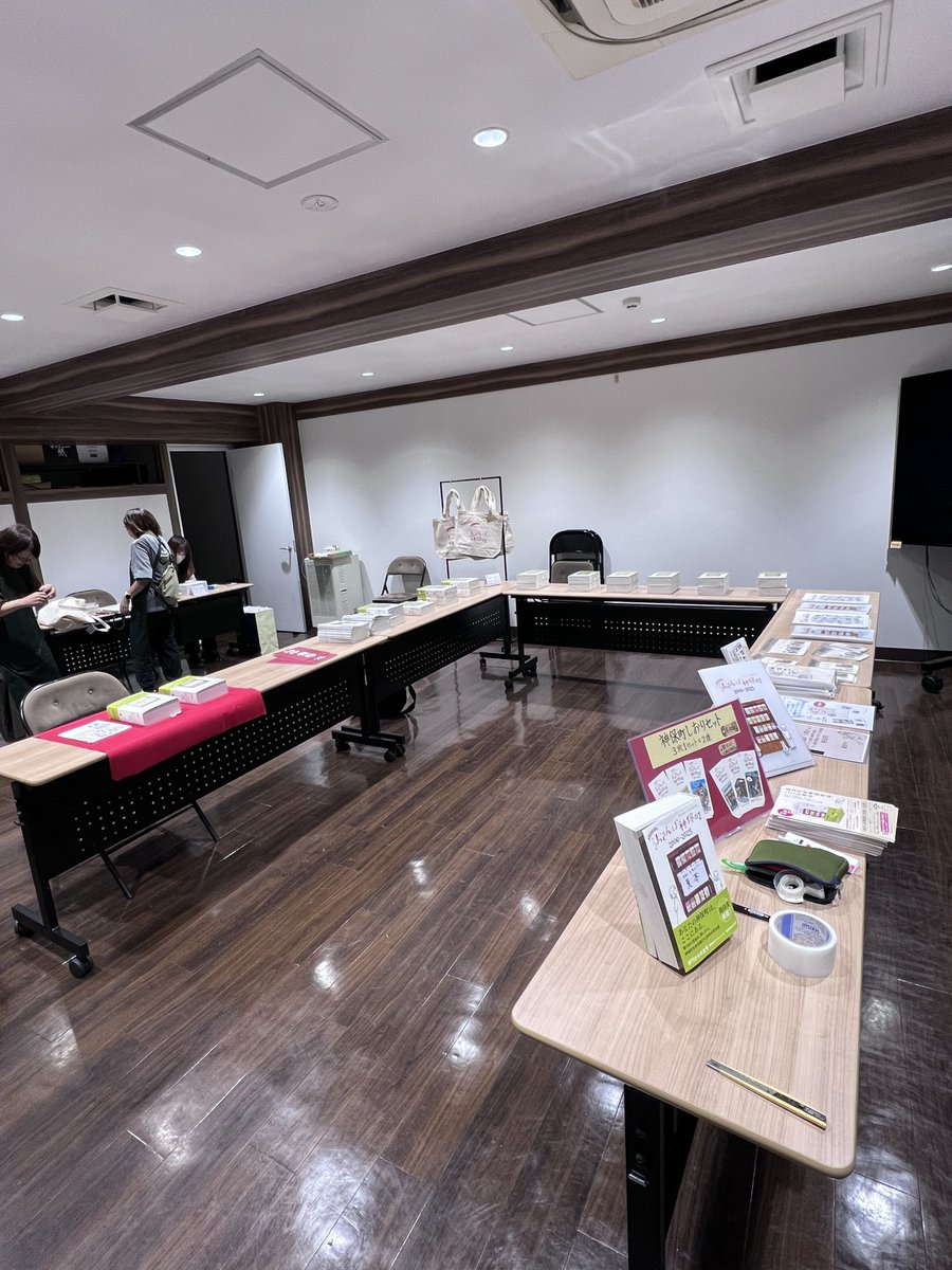 osanpo_jimbocho's tweet photo. 10月25日（土）急遽ですが…
「おさんぽ神保町」臨時即売会開催！

会場: 東京都千代田区神田神保町１丁目４−７ 
神保町１－４ビル 地下集会所
（靖国通り「じゃんぱら」神保町店の裏が入口）
時間:11:00-18:00

「おさんぽ神保町2006-2025（合本）」、「神保町おじさんぽ」、オリジナルグッズ（トートバッグ、栞、クリアファイル）販売いたします。

「おさんぽ神保町」編集長　石川恵子
「神保町おじさんぽ」著者　ひらのかおる
在廊しています。

無念すぎて諦められない私たちをどうか許してください…🙇‍♀️
ただいま急遽準備中！ご来場お待ちしております！