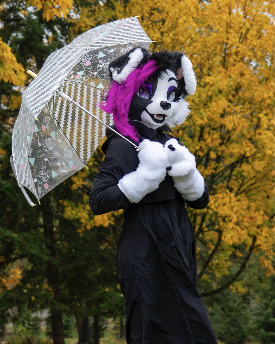 Careful, I’m slippery when wet 🖤

#fursuitfriday