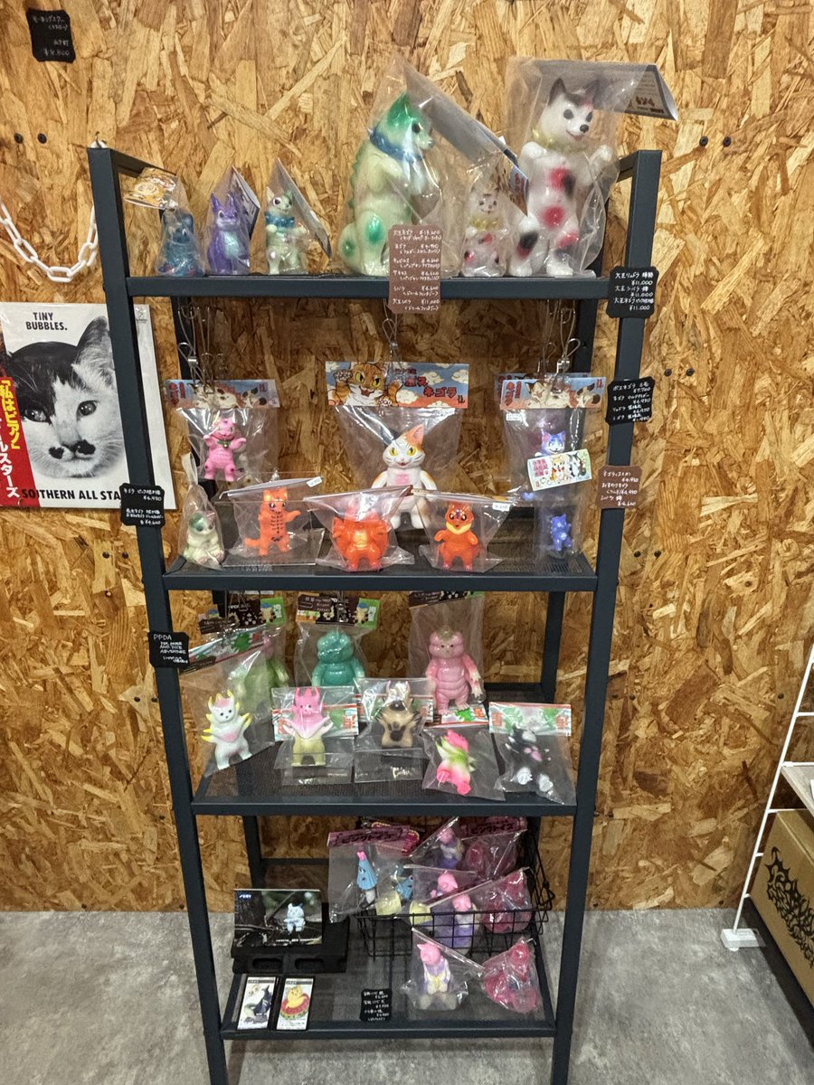 yu_kidenki_alba's tweet image. alba 本日は10:00 Openです🐈⬛💕
可愛いソフビ達でOpenをお知らせします✨
#店主は電気屋さん
#四国初のソフビ屋
#alba
#香川県の猫雑貨屋
#香川県のソフビ屋
#猫雑貨 #雑貨屋 #香川県 #多度津 #猫屋✖︎電気屋