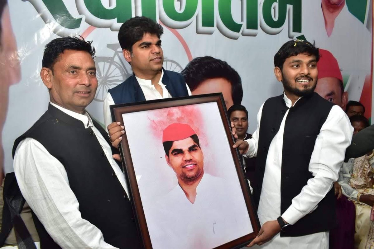 🎉 हार्दिक शुभकामनाएँ 🎉

जनप्रिय नेता, समाजवादी विचारधारा के वाहक, युवाओं के प्रेरणास्रोत
माननीय सांसद श्री अक्षय यादव जी को जन्मदिन की हार्दिक शुभकामनाएँ!

आपका जीवन सदा स्वस्थ, सुखी और दीर्घायु रहे।
आप यूँ ही जनसेवा के मार्ग पर अग्रसर रहकर समाज के हर वर्ग की आवाज़ बनते रहें।