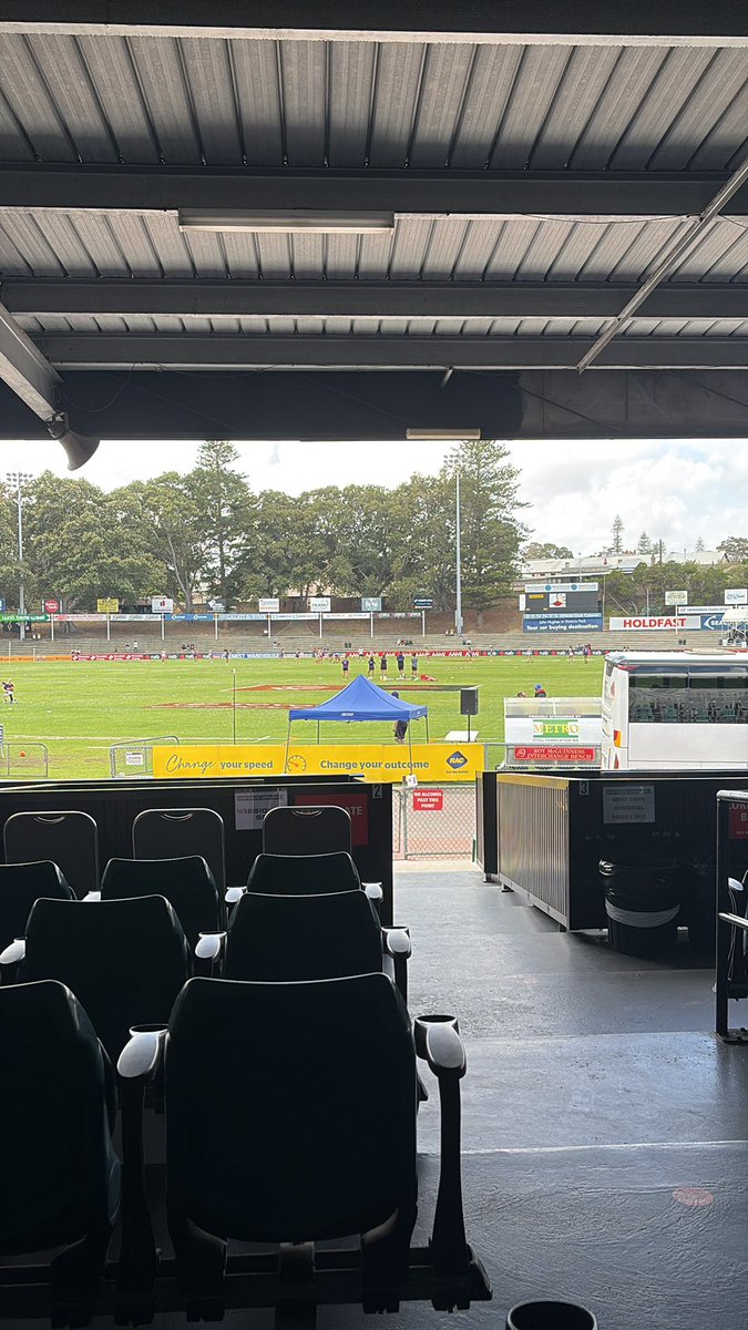 docker_dave's tweet image. There’s worse places to watch the @aleaguemen. Banner duties at the @aflwomens in Freo and looking forward to the @SKYNZ coverage of #AUKvWSW whilst waiting! #aleagues #aflw