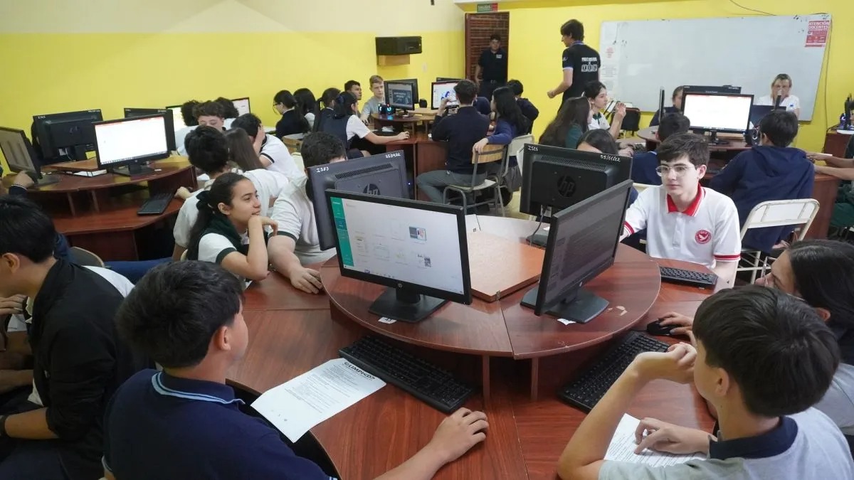 CADENADELSOL's tweet photo. Más de 250 estudiantes de toda la provincia fueron protagonistas de la Gran Final de la OPIIA 2025 https://t.co/Dmb5WFINhf https://t.co/EXkDtF5Qlf