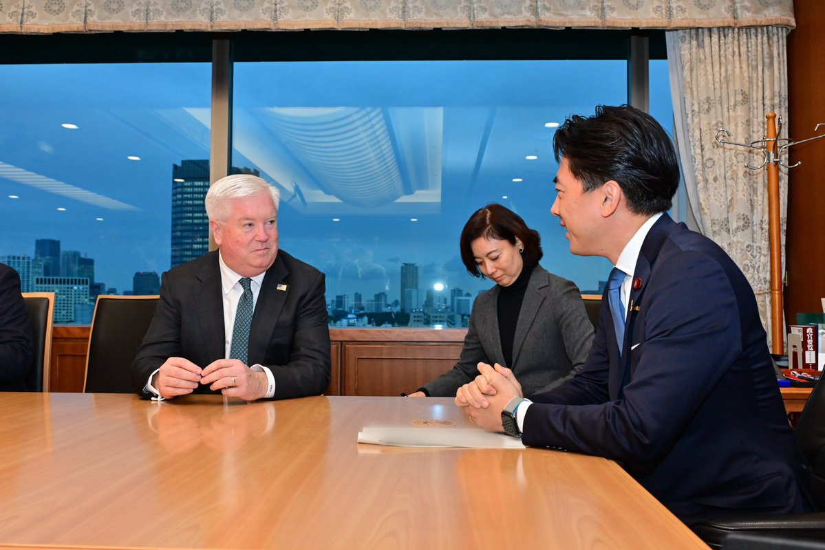 ModJapan_en's tweet image. On October 24, DM Koizumi received a courtesy call from @USAmbJapan Glass, a longtime acquaintance, who congratulated his appointment. They held a cordial conversation, and reaffirmed close Japan–U.S. coordination on key Alliance issues.