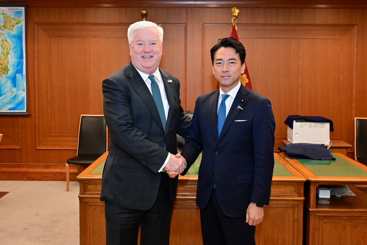 ModJapan_en's tweet image. On October 24, DM Koizumi received a courtesy call from @USAmbJapan Glass, a longtime acquaintance, who congratulated his appointment. They held a cordial conversation, and reaffirmed close Japan–U.S. coordination on key Alliance issues.