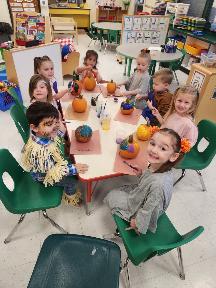 MrsPericas's tweet image. Such a fun &amp;amp; busy day in Preschool!
Thank you @SDSPTO for our awesome Boo Bash &amp;amp; pumpkins 💛🧡🎃👻