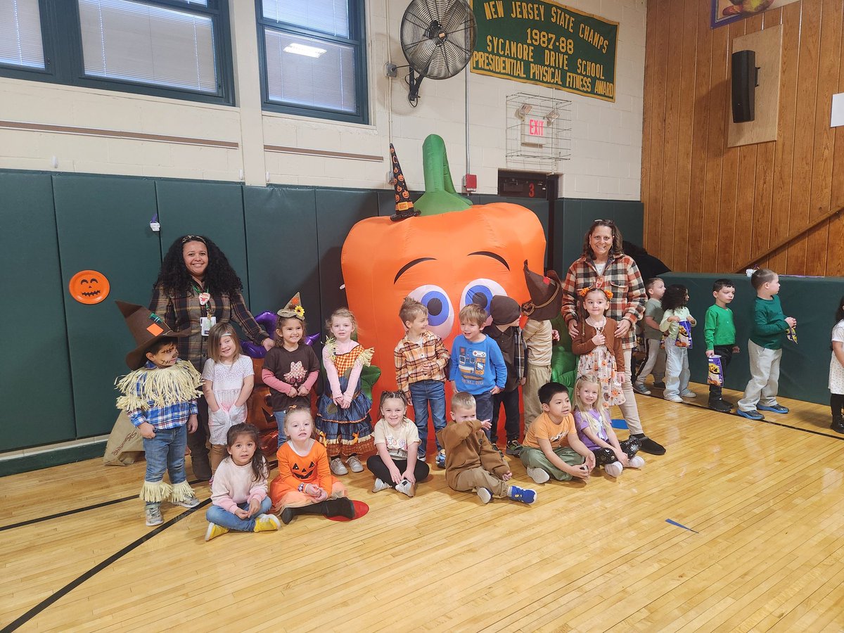 MrsPericas's tweet image. Such a fun &amp;amp; busy day in Preschool!
Thank you @SDSPTO for our awesome Boo Bash &amp;amp; pumpkins 💛🧡🎃👻