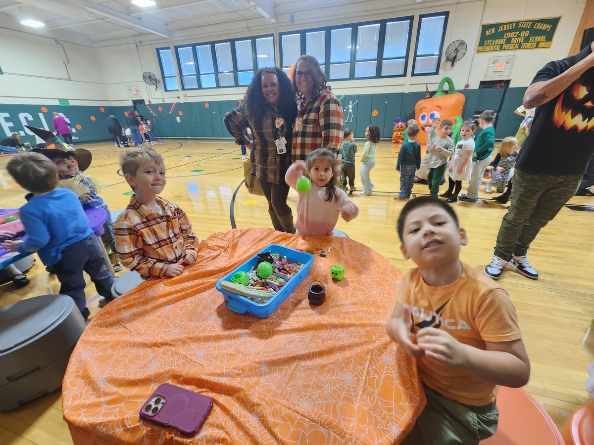 MrsPericas's tweet image. Such a fun &amp;amp; busy day in Preschool!
Thank you @SDSPTO for our awesome Boo Bash &amp;amp; pumpkins 💛🧡🎃👻