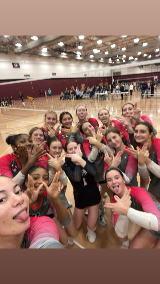 RedHawkVB's tweet image. Freshmen open up the Plainfield North Invite with 2 wins #Program 👏👏