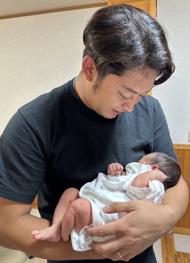 chibalotte_pr's tweet image. #佐藤都志也 選手から素敵な写真が届きました。
10月11日に第一子となる長男が生まれました!おめでとうございます。
佐藤選手は「新米パパ、頑張ります!」と嬉しそうに話してくれました。
#chibalotte #広報