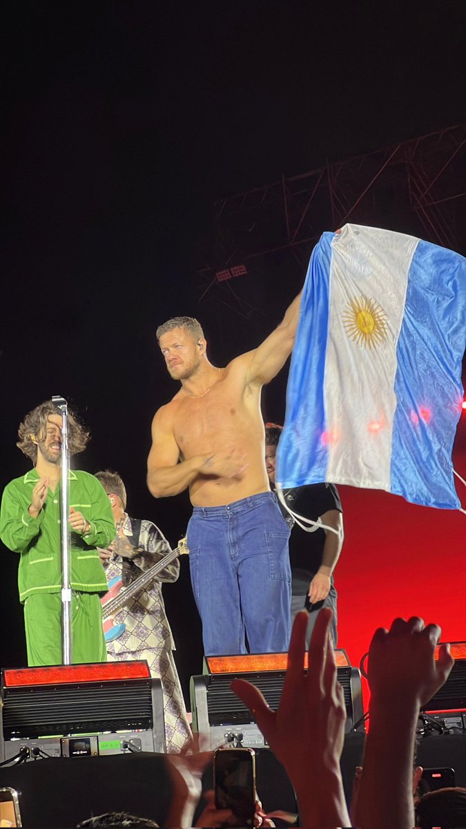 coti_Martinetti's tweet photo. Cuando supimos que Imagine venía a Argentina, obvio quería ir pero lo veía imposible, y en una mi hijo (9) me dice "mami, yo quiero que seas feliz, anda al recital".
Hoy haciendo videollamada me dijo "que lindo que pudieron cumplir un sueño"🥹
Feliz y agradecida de haberlo vivido https://t.co/HvuIRjQrd5