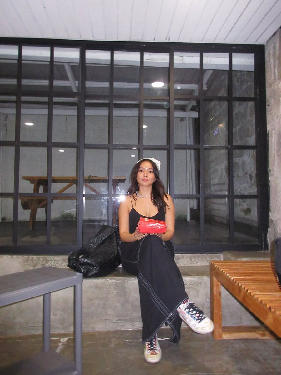 KathNationOFC's tweet photo. Her outfit tho. 🔥 https://t.co/D9u86ctLf5