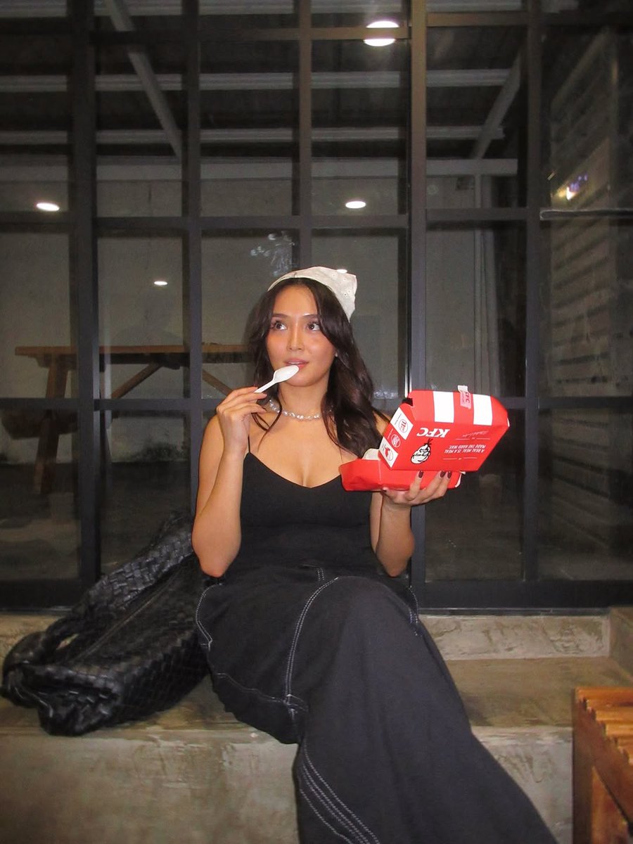 Her outfit tho. 🔥